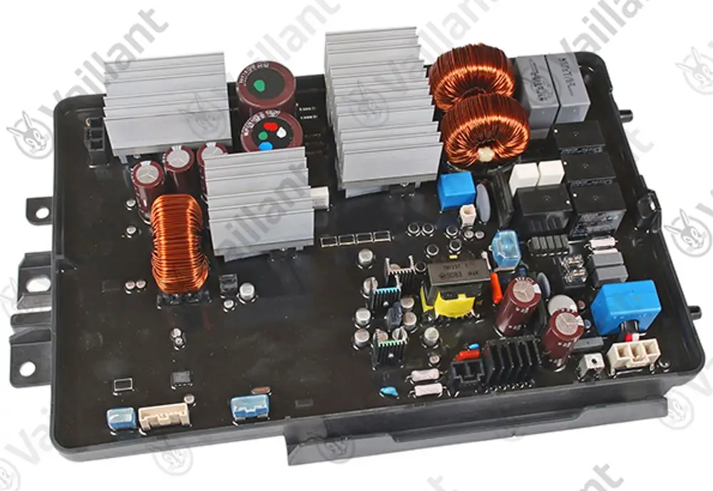 Leiterplatte von Vaillant, ausgestattet mit verschiedenen elektronischen Komponenten wie Kühlkörpern, Spulen und Kondensatoren, zur Verwendung in einem Inverter-System.